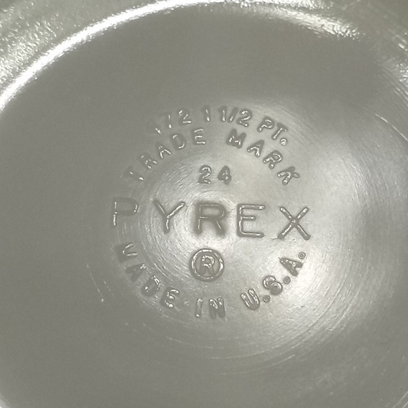 Vintage Pyrex Gooseberry bowl 1.5 pt. No chips or cracks. - Picture 2 of 3